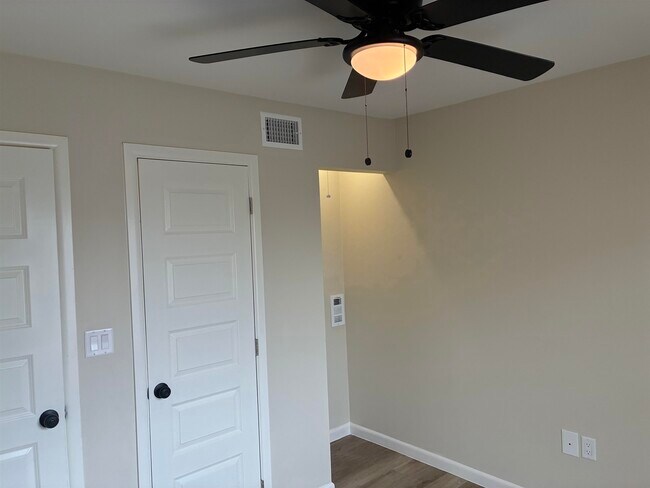 Building Photo - 705 Bustamante St