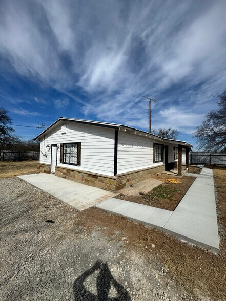 Building Photo - 3670 US-377