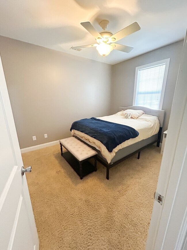 Building Photo - Charming 3BD, 2BA home with spacious yard and screened in porch