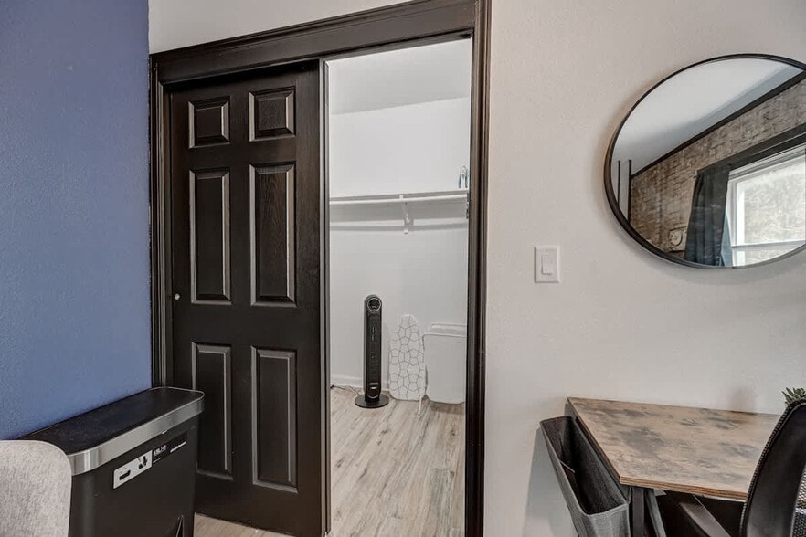 Building Photo - 1925 N Prospect Ave