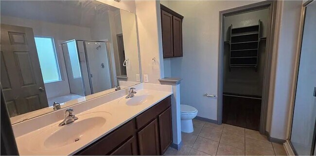Building Photo - 2228 Nestlewood Dr