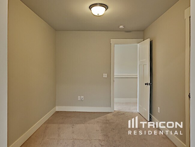 Building Photo - 4752 Kingdom Dr
