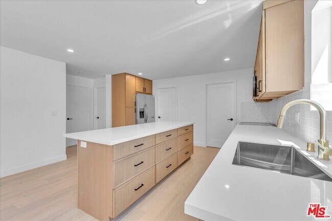 Building Photo - 6913 Encino Ave