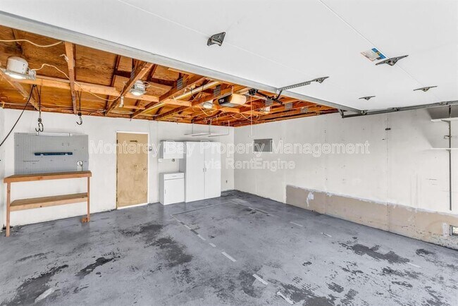 Building Photo - 3137 Seacrest Ave