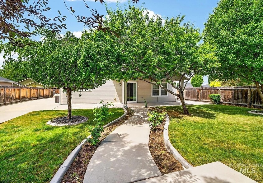 Building Photo - 4412 N Weston Ave