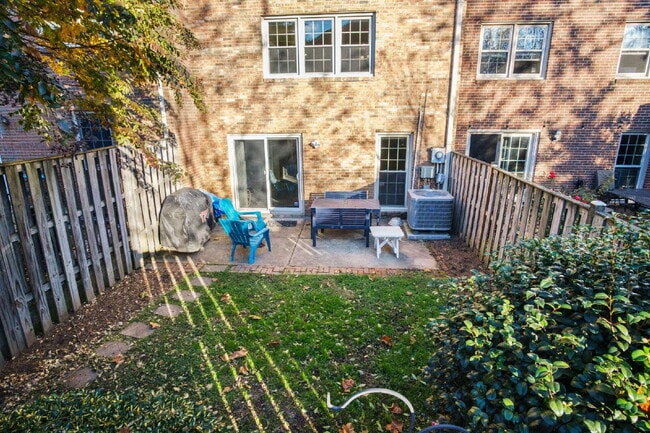 Building Photo - Charming Townhouse: Your New Home Awaits!
