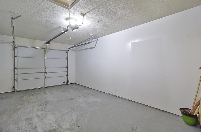 Building Photo - 815 Sagewood Dr