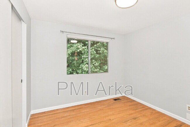 Building Photo - 23408 NE 29th Pl