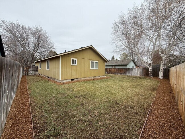 Building Photo - NE Bend Single Level 3 Bedroom / 2 Bathroom - PENDING APPLICATION