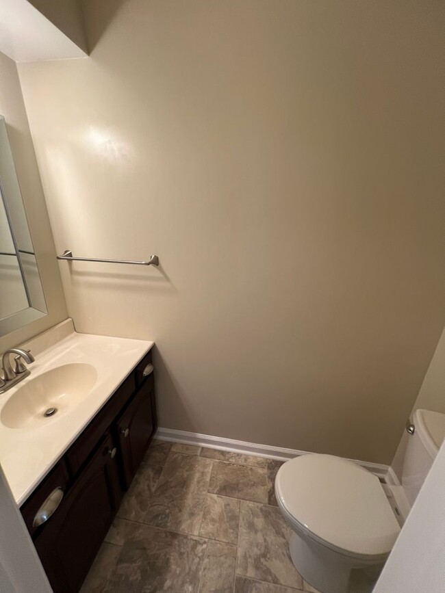 Building Photo - Large spacious Townhouse just blocks from ...