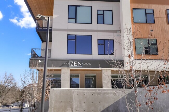 Building Photo - Luxe Condo Near Regis With Covered Parking Included