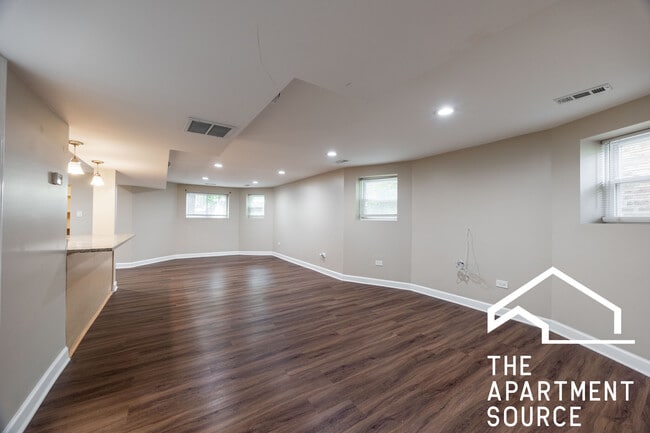 Building Photo - 2118 N Avers Ave