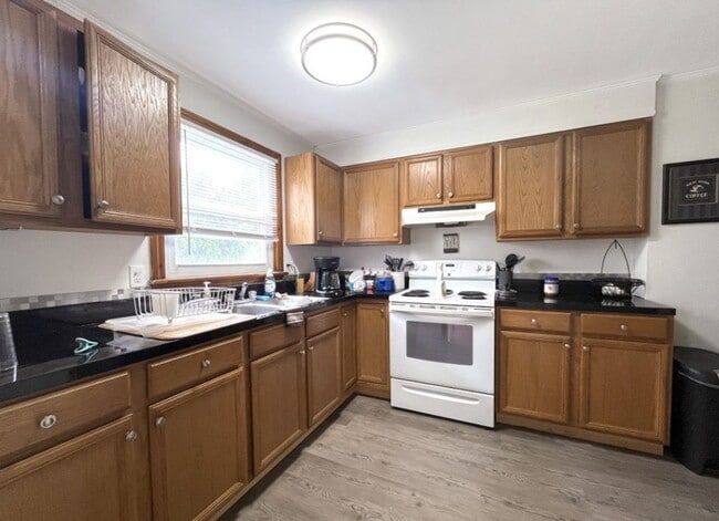 Building Photo - Crestmont Avenue Townhome with Sublevel Su...