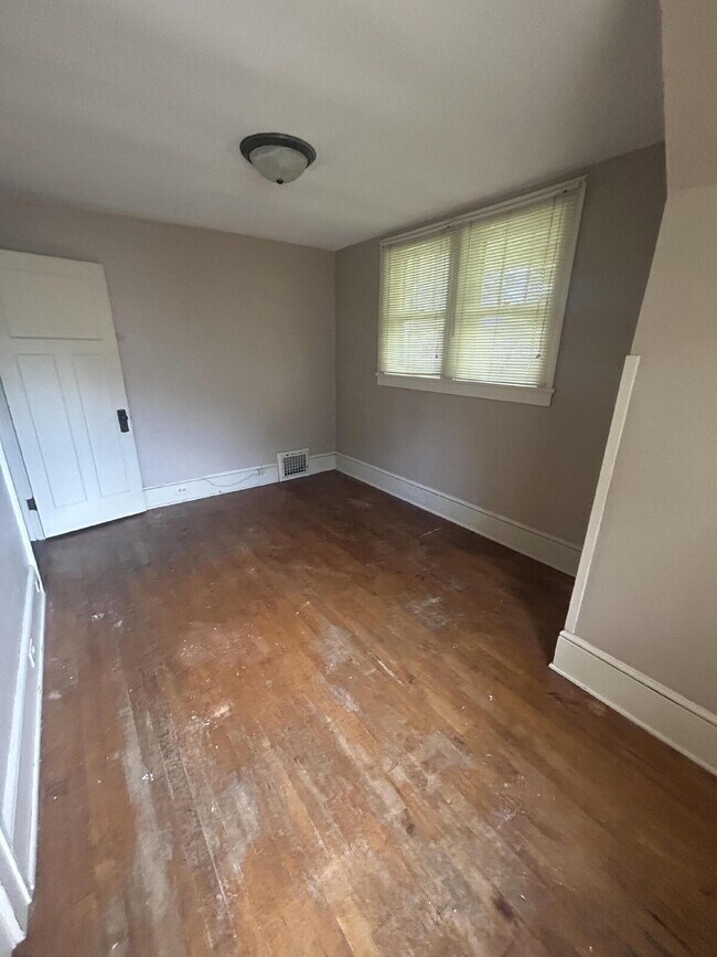 Building Photo - 3 Bedroom, 1.5 Bathroom - Available Now!