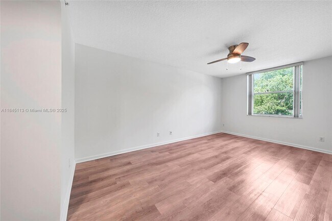 Building Photo - 649 E Sheridan St