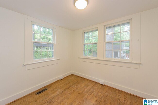 Building Photo - 405 St Charles St