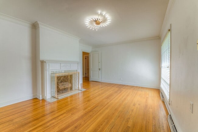 Building Photo - Beautiful 3 bed/3 full baths PLUS flex spa...