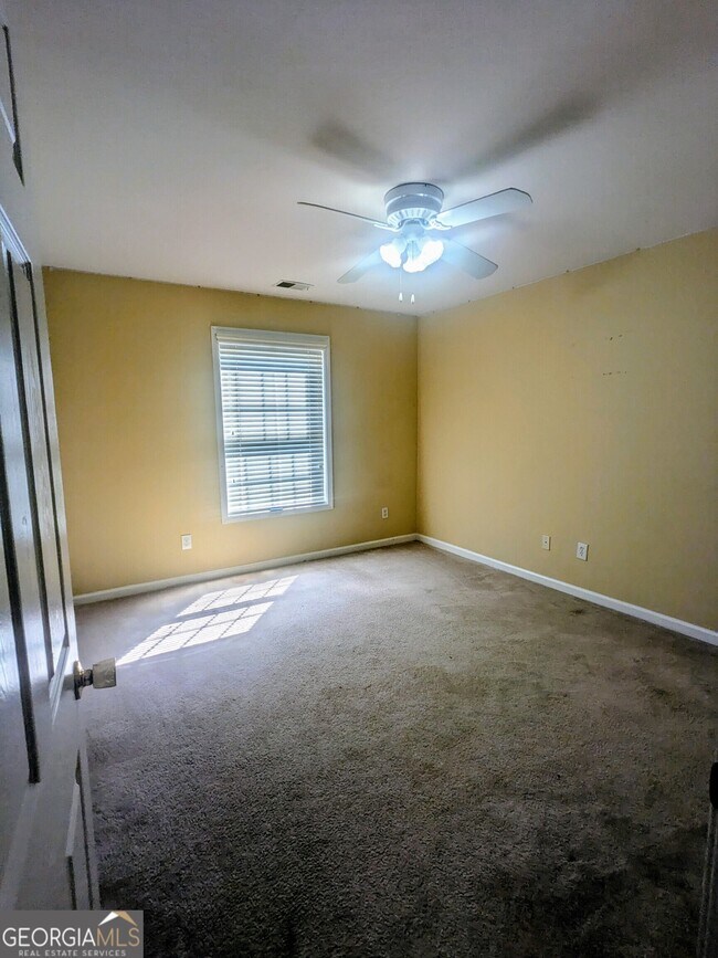 Building Photo - 137 Village Green Cir