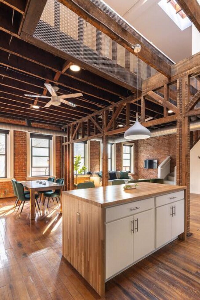 Building Photo - 100 E 13th St