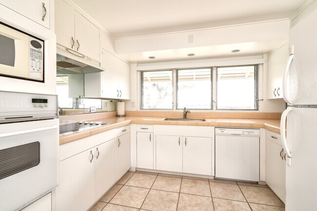 Building Photo - 1228 Koloa St