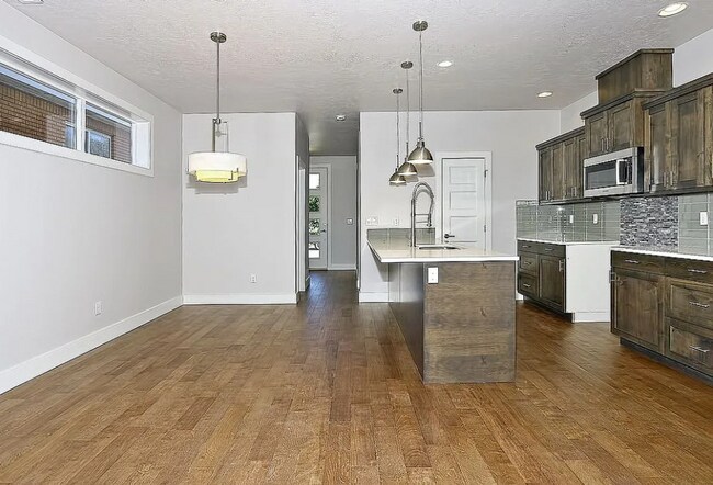 Building Photo - 2805 W Pleasanton Ave