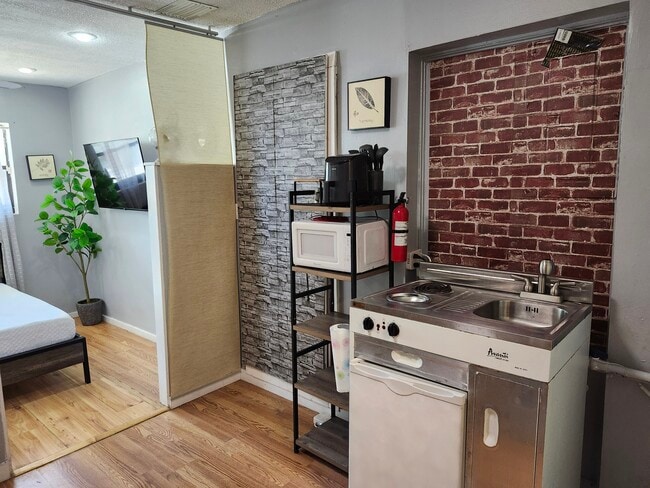 Building Photo - 310 SW 9th Ave