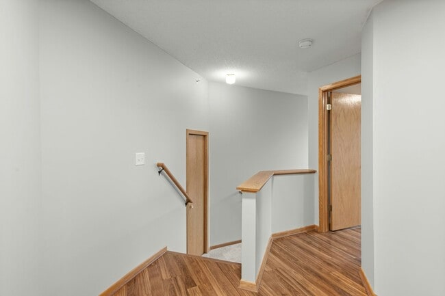 Building Photo - 2230 Ranchview Ln N