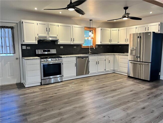 Building Photo - 329 Stoney Hollow Rd