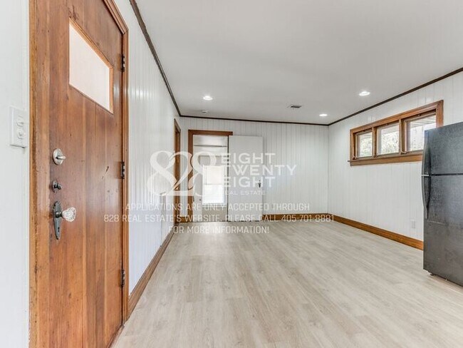 Building Photo - **AVAILABLE NOW!** 3 BED/2 BATH DUPLEX - CLOSE TO CAMPUS!
