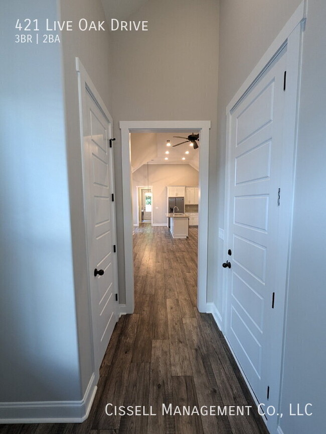 Building Photo - 421 Live Oak Dr