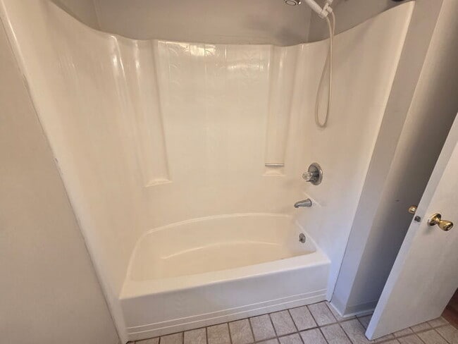 Building Photo - 2 bedroom townhome.