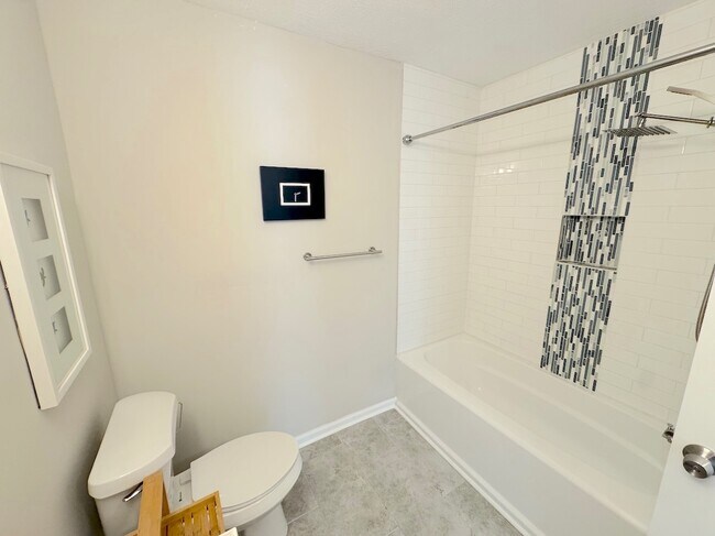 Building Photo - 9 Mistletoe Ct