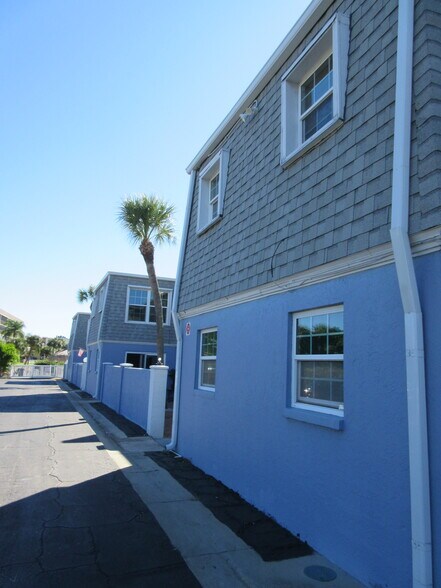 Building Photo - 390 W Cocoa Beach Cswy