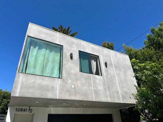 Building Photo - 10841 Wilkins Ave