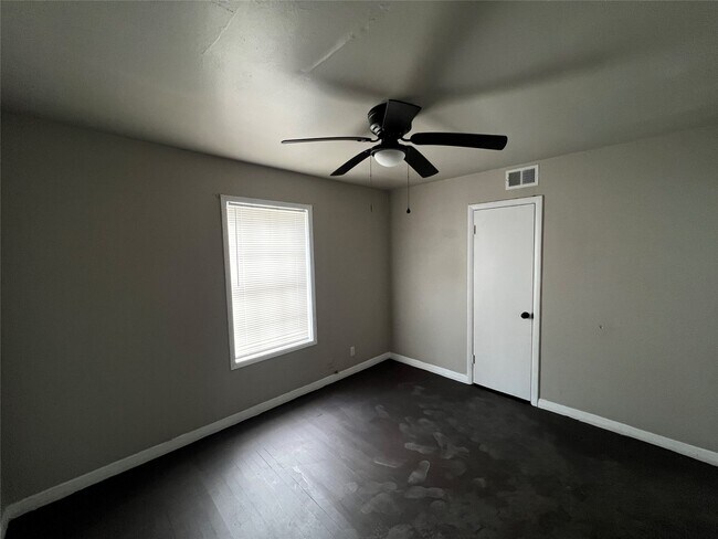 Building Photo - 1380 Fairway St