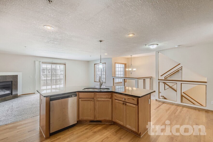 Building Photo - 7010 S Park Dr