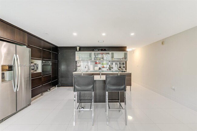 Building Photo - 6000 Collins Ave