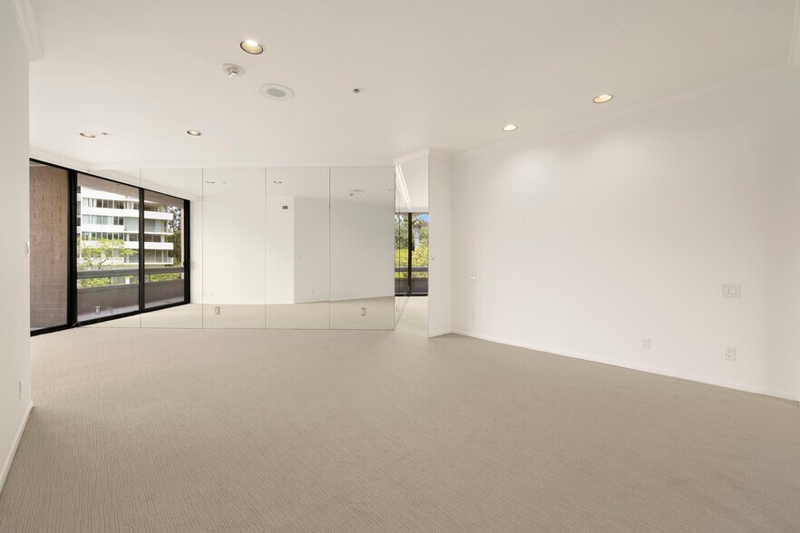 Building Photo - 10430 Wilshire Blvd