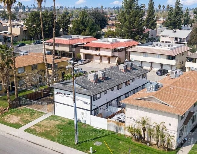 Building Photo - Townhouse. 2 bedrooms 1.5 bath call ASK AB...