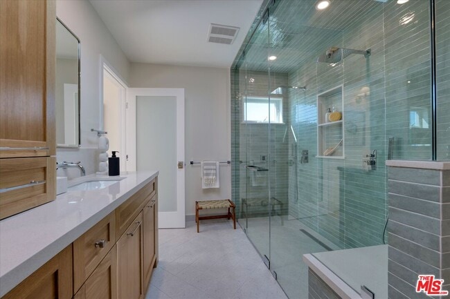 Building Photo - 211 Bellino Dr