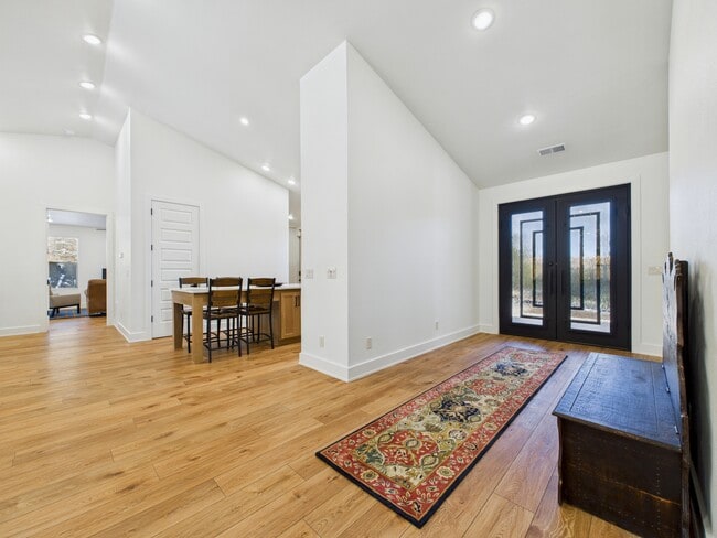 Building Photo - 113 Coker Ln