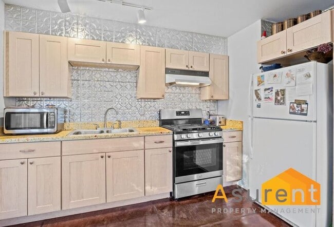 Building Photo - $500 off First Months Rent! Stylish Ashland One Bedroom Townhouse with Private Patio and Radiant ...