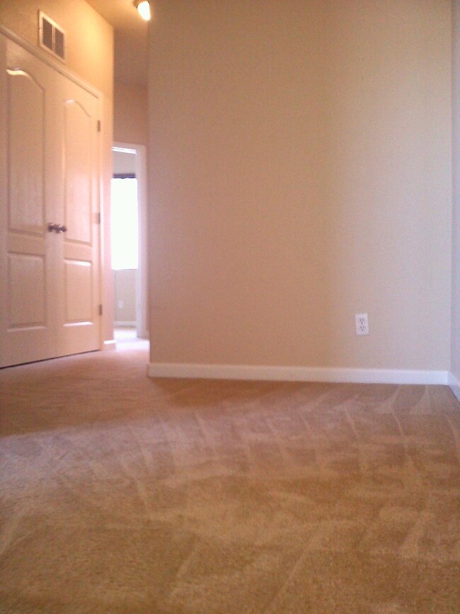 Building Photo - Townhome in the N/E Area for Rent