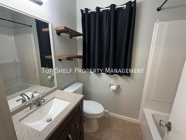 Building Photo - 306 SW Westview Dr