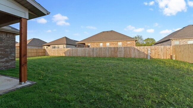 Building Photo - "Charming Farmington Retreat: Spacious 3-B...