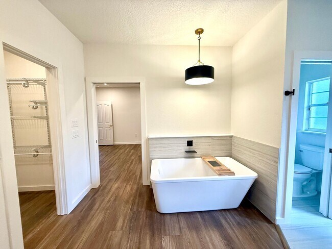 Building Photo - GORGEOUS, just completely renovated 3/2 Ho...