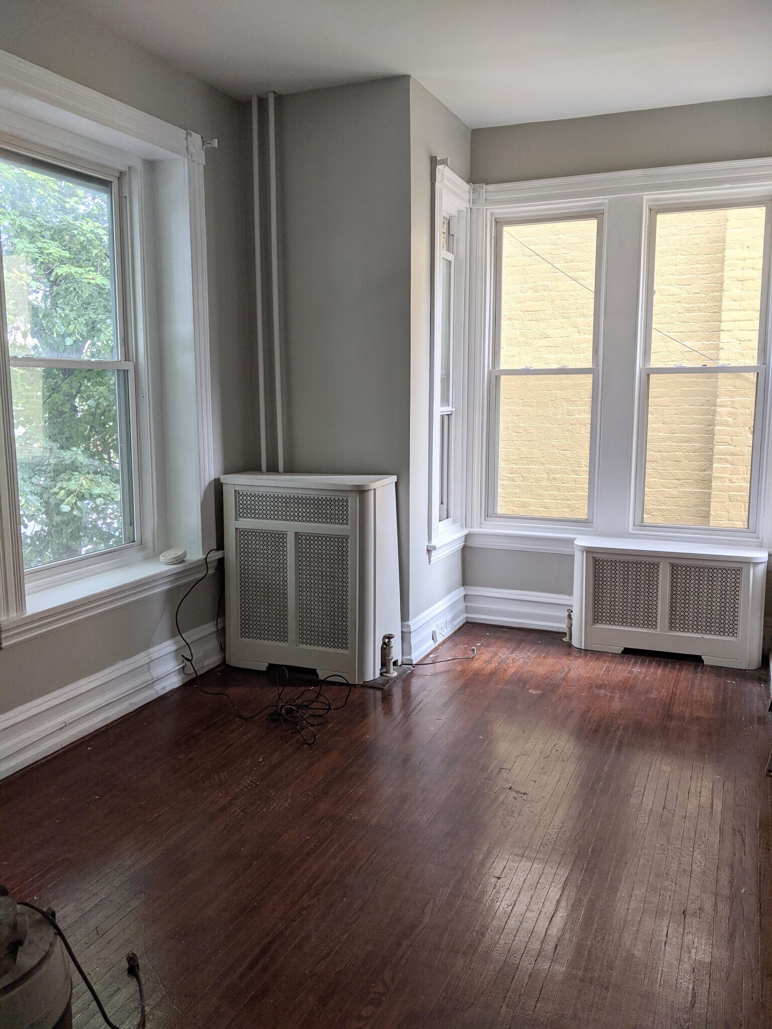 This 2nd bedroom is big with lots of windows and light! - 935 N 5th St