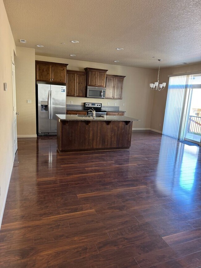 Building Photo - Amazing 3 bedroom home