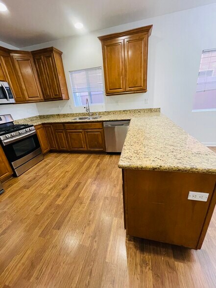 Building Photo - 1918 Kelly Ave