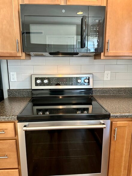 New stove with self cleaning oven - 2312 Belle Ave NE